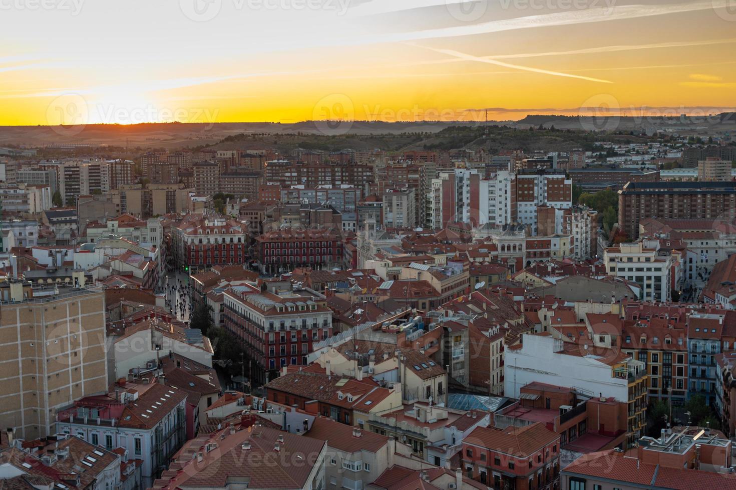 zonsondergang over de stad Valladolid in Spanje vanuit de lucht foto
