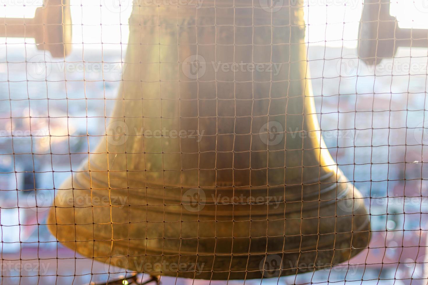 sluit grote bronzen bel in de toren van de kathedraal foto