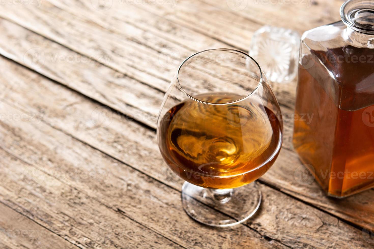 cognac of whisky drinken op rustiek foto