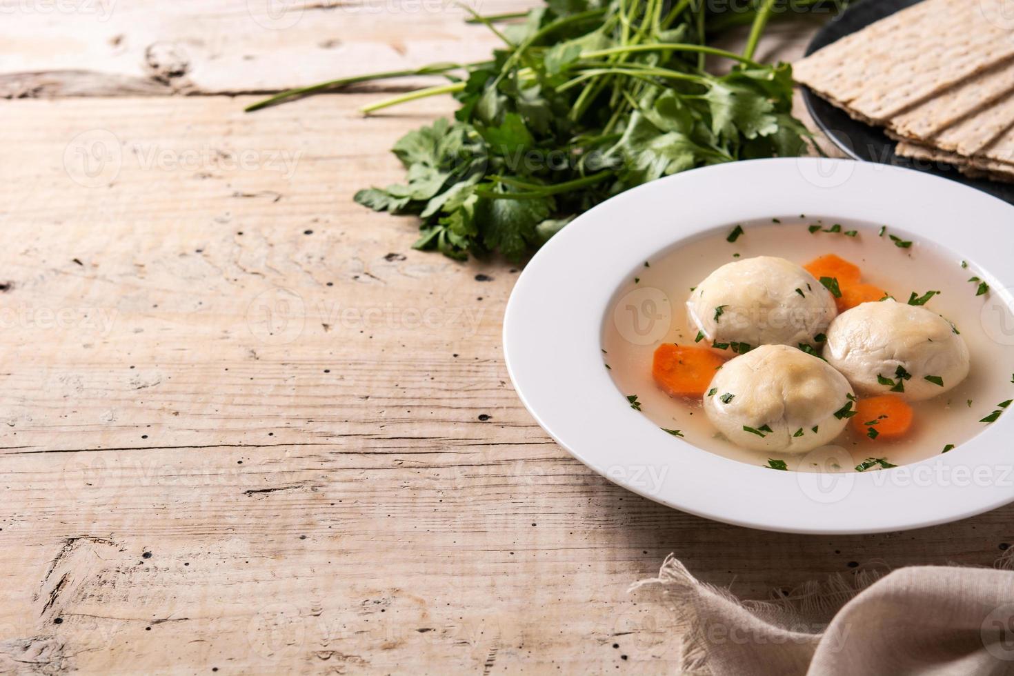 traditionele joodse matzah-ballensoep foto