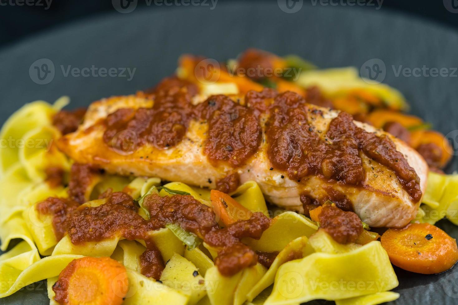 italiaanse pappadelle met zalm steak foto