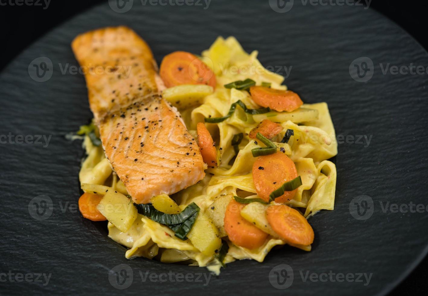 italiaanse pappadelle met zalm steak foto