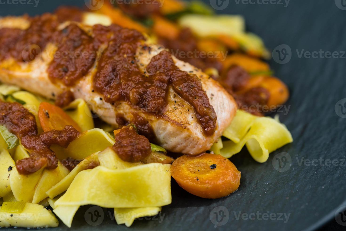 italiaanse pappadelle met zalm steak foto