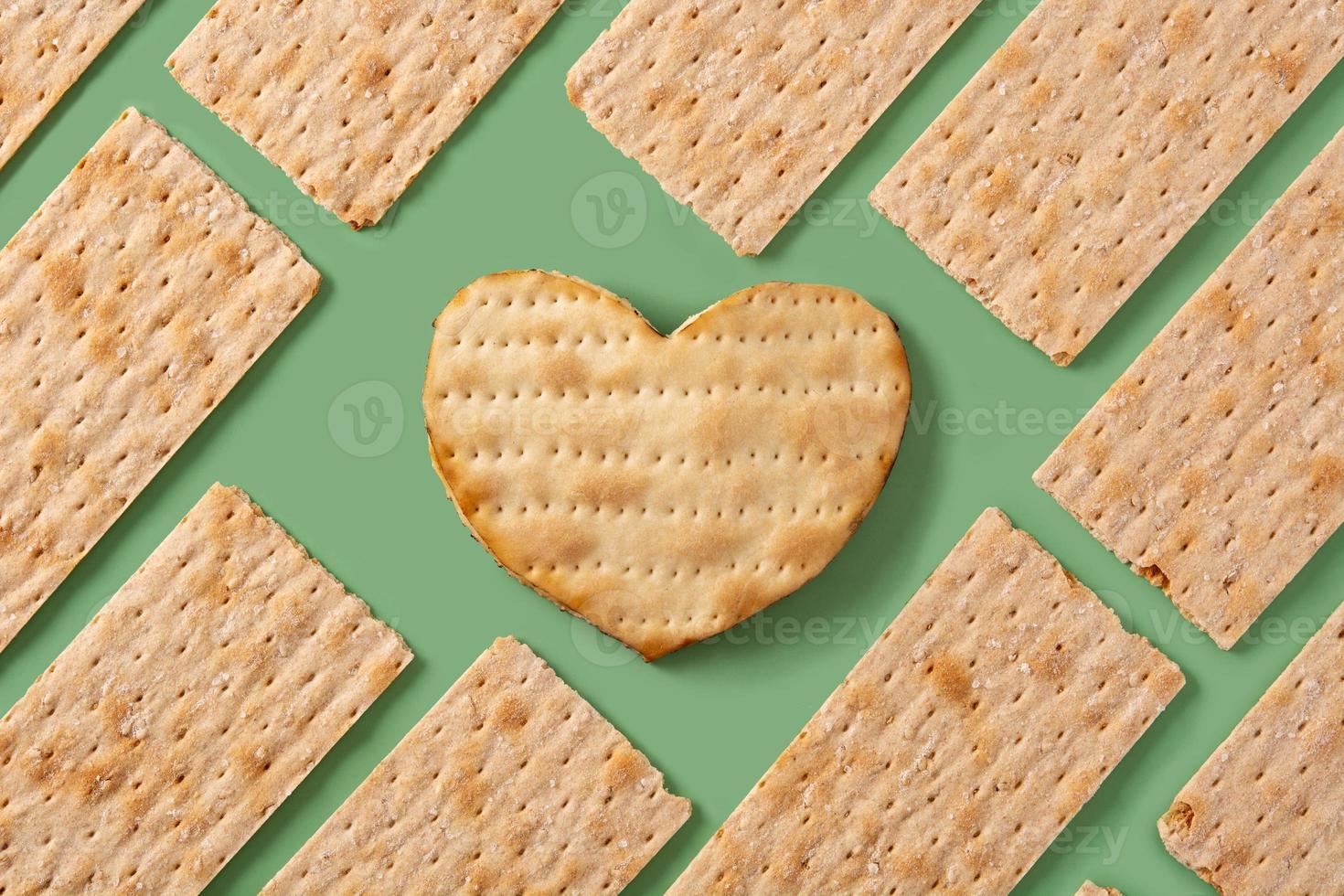 traditioneel matzah broodpatroon en hartvormige matzah foto