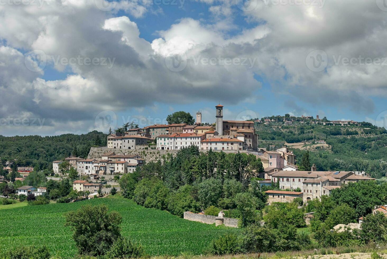 de idyllisch berg dorpen in umbrië, italië foto