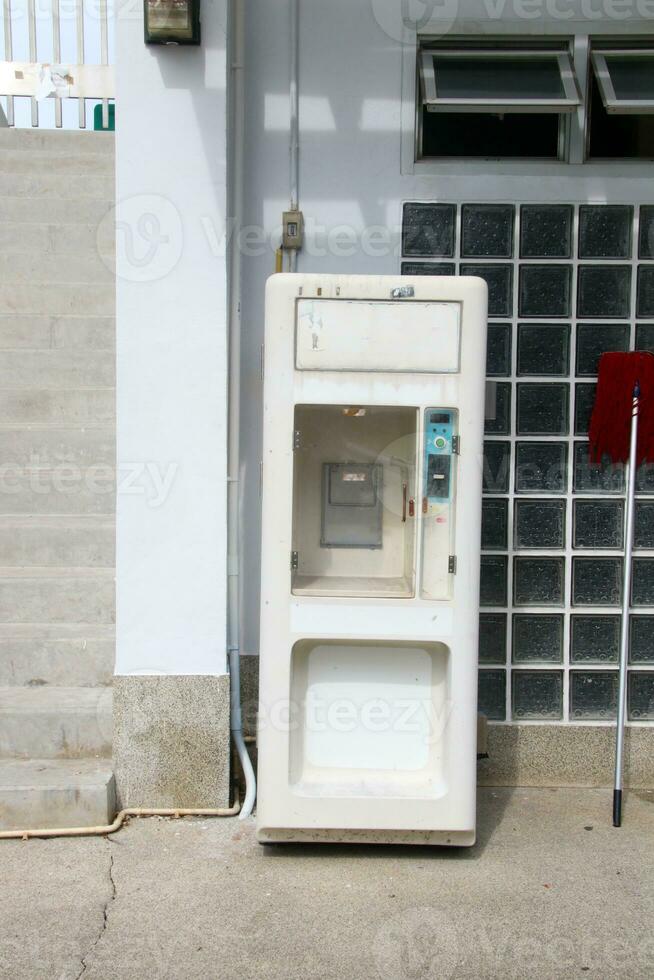 wit oud water verkoop machine naast loopbrug en trap, Thailand. foto