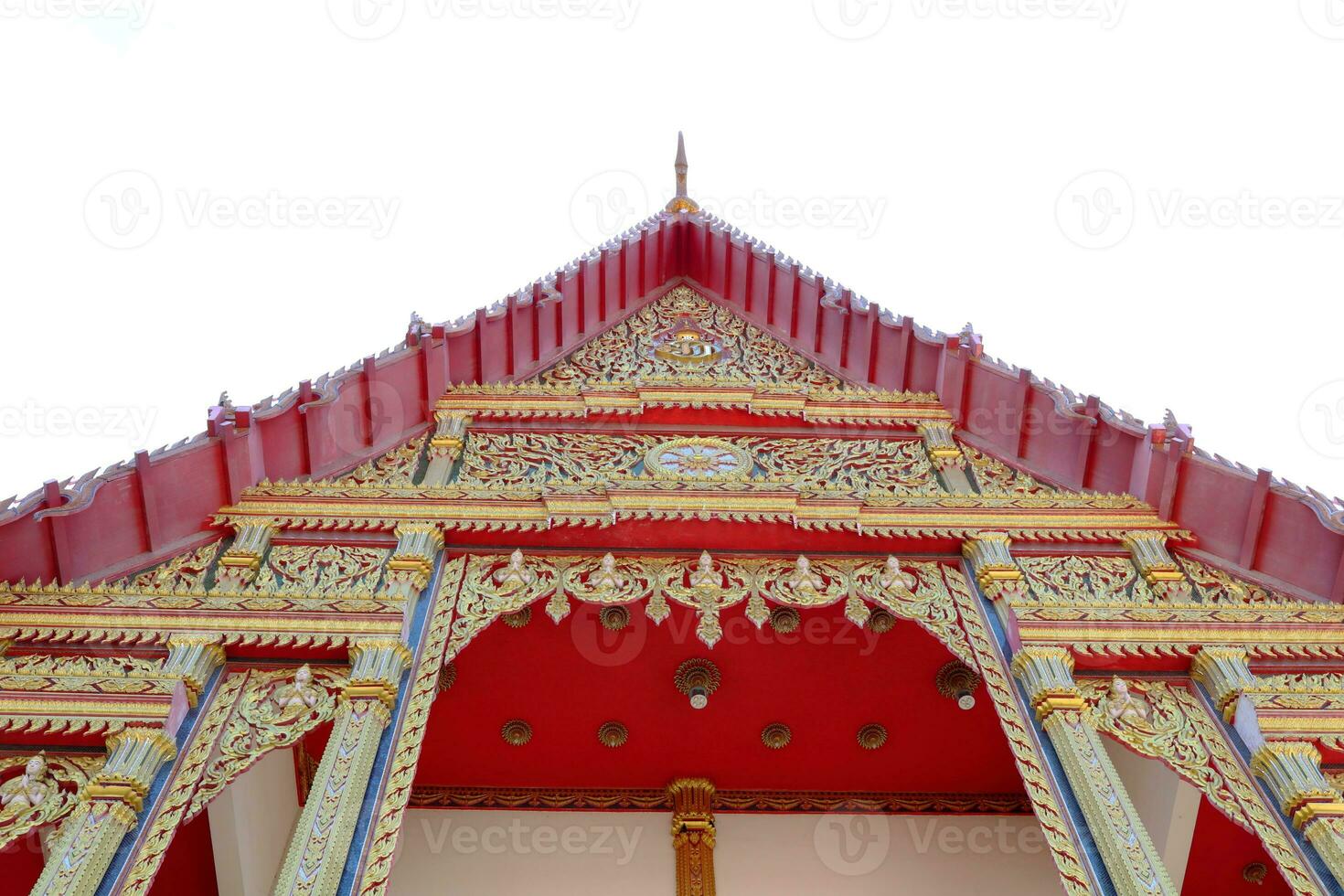 perspectief visie van gelijkbenig Boeddhisme kerk en wit lucht in Bangkok, rood en gouden kleur traditioneel inheems Thais kunst, Thailand. foto