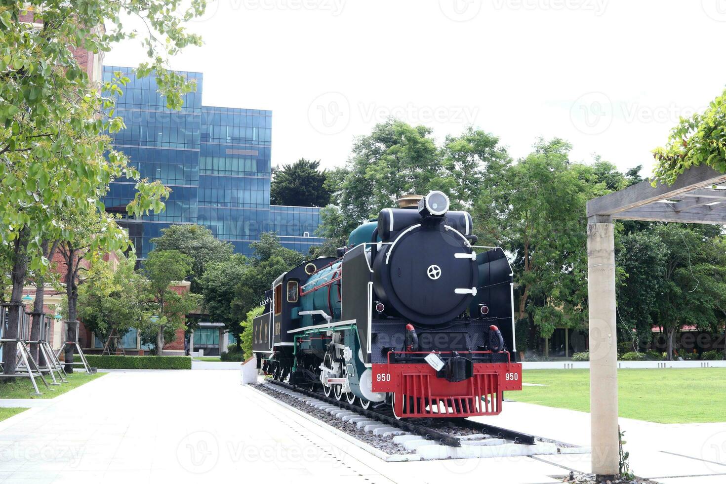 oud hoofd van stoom- locomotief renoveren en Cadeau Aan spoorweg in openbaar park, Thailand. foto