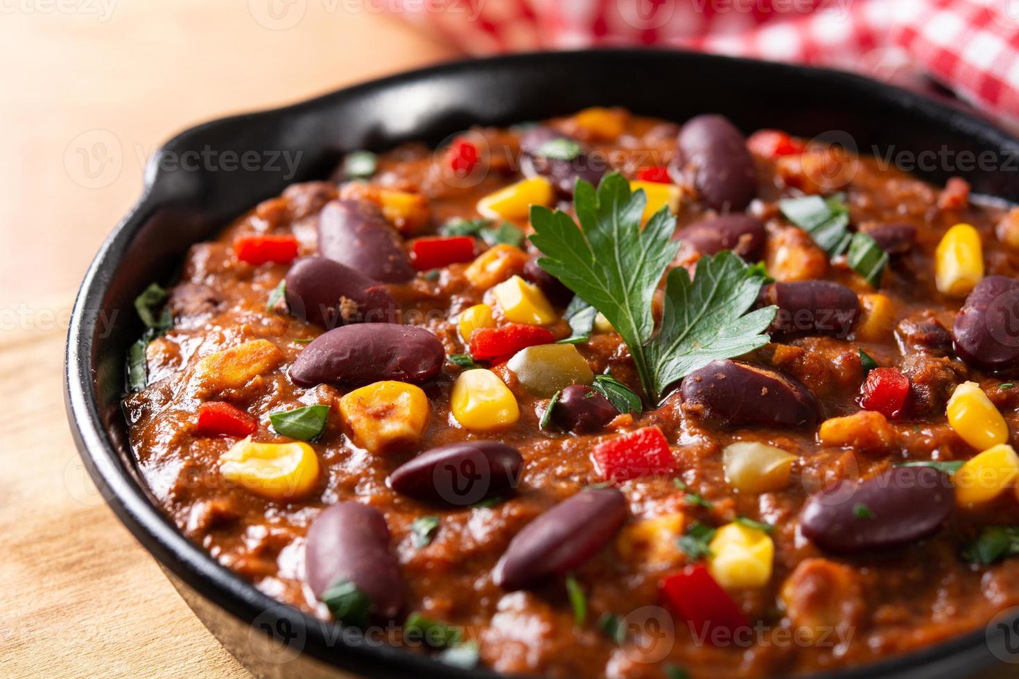 traditionele mexicaanse tex mex chili con carne in ijzeren pan foto