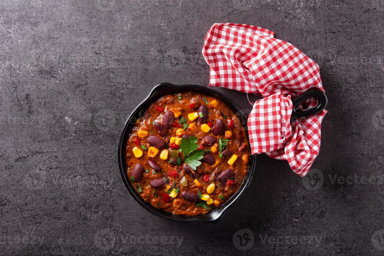 traditionele mexicaanse tex mex chili con carne in ijzeren pan foto