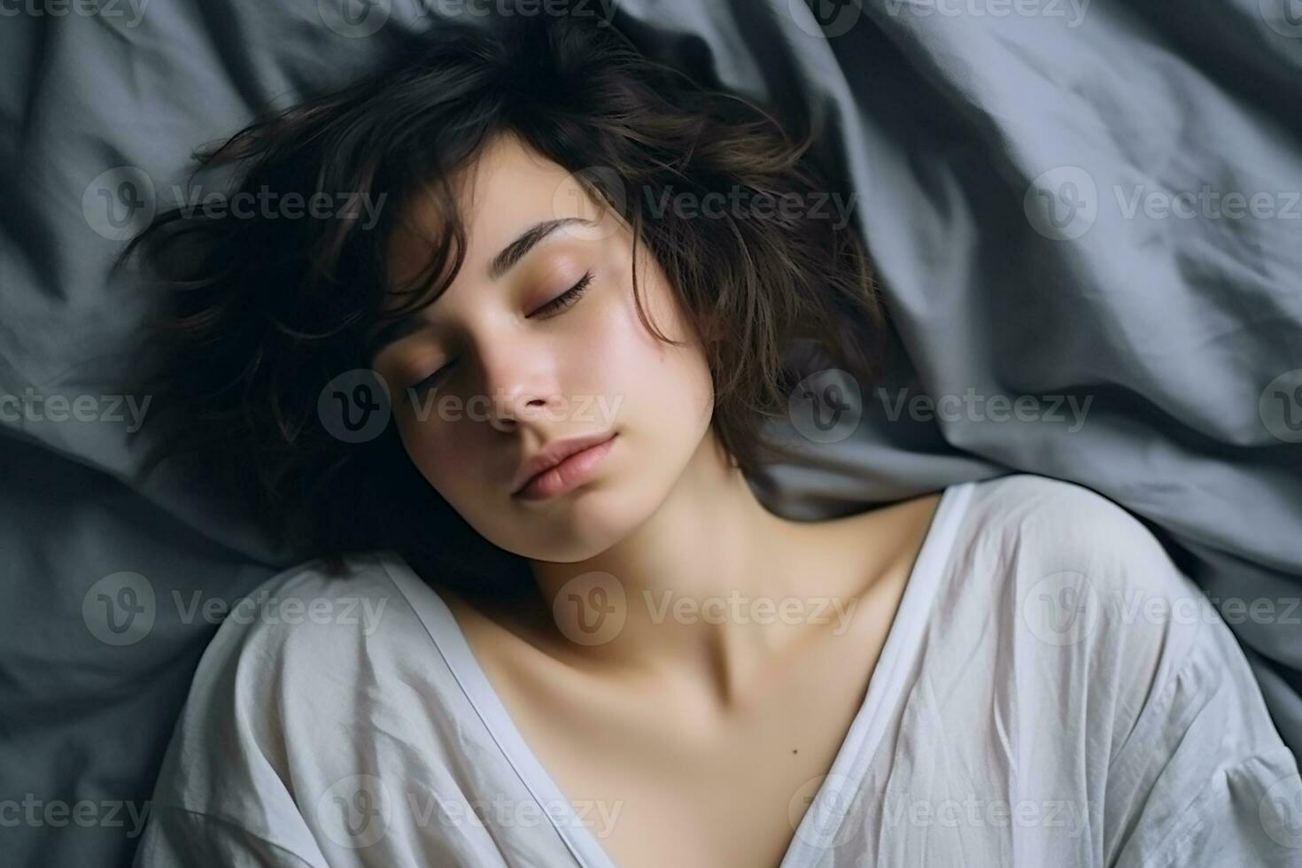 ai gegenereerd een Dames aan het liegen Aan een bed generatief ai foto