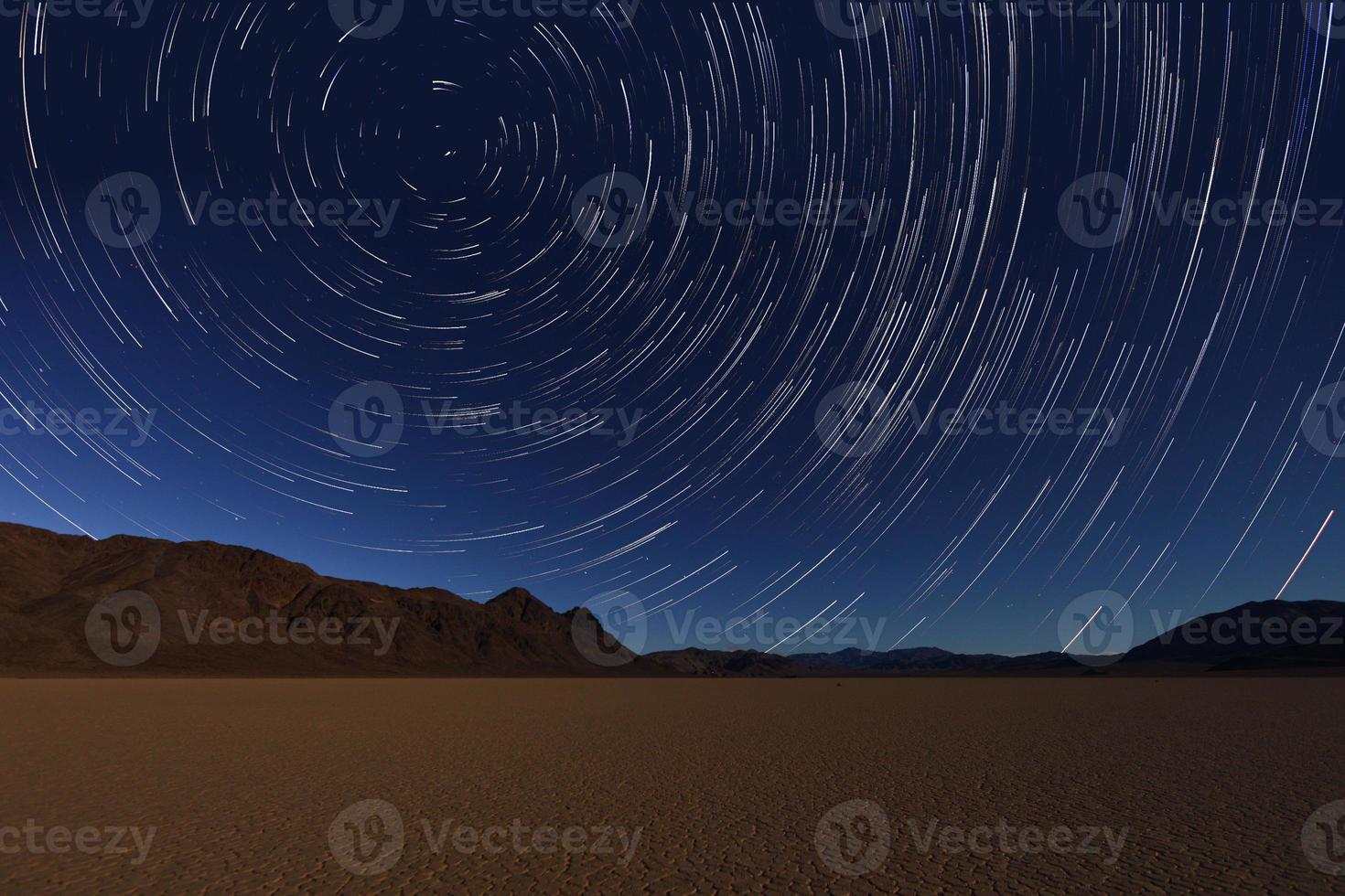 nachtblootstelling stersporen van de hemel in death valley californië foto