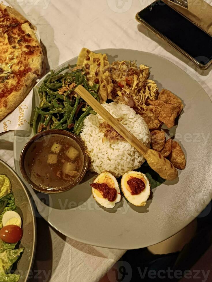 Legiaans, Bali, 2023 - avondeten met speciaal maaltijd van Bali foto