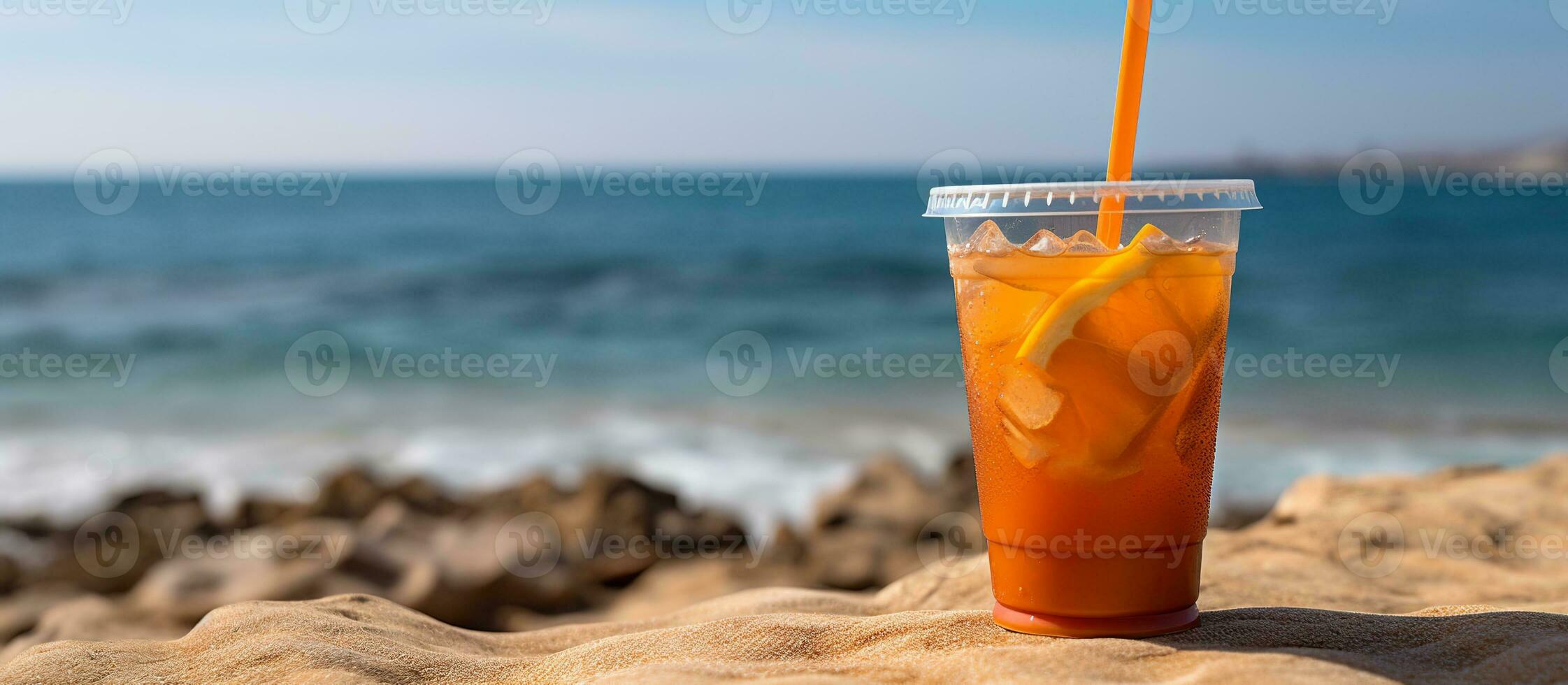 ai gegenereerd oranje drankje, strand achtergrond foto