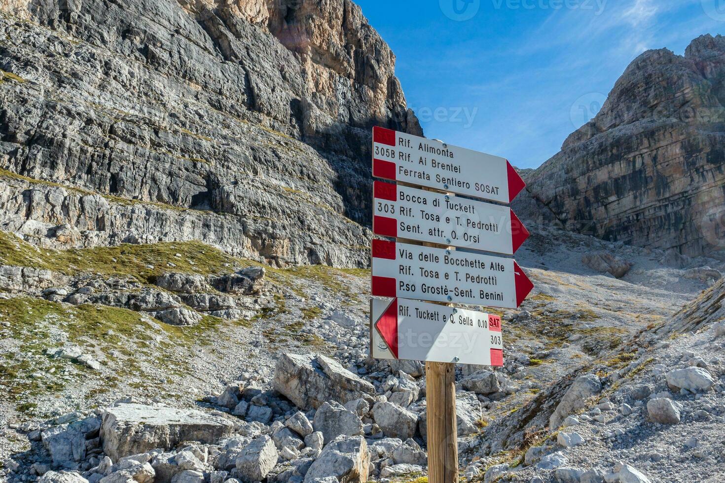 trekking richting indicatoren. toerist paden routebeschrijving en reizen tijd getoond Aan een traditioneel richting tekens Bij de dolomiti bergen, Italië foto