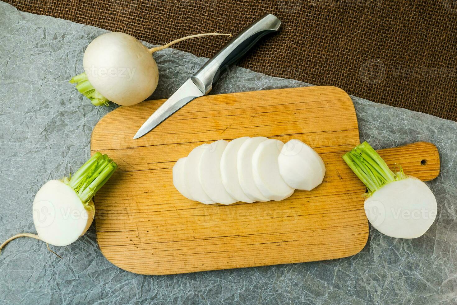 gesneden daikon radijs.lekker vers ruw wit ronde Japans radijs. foto