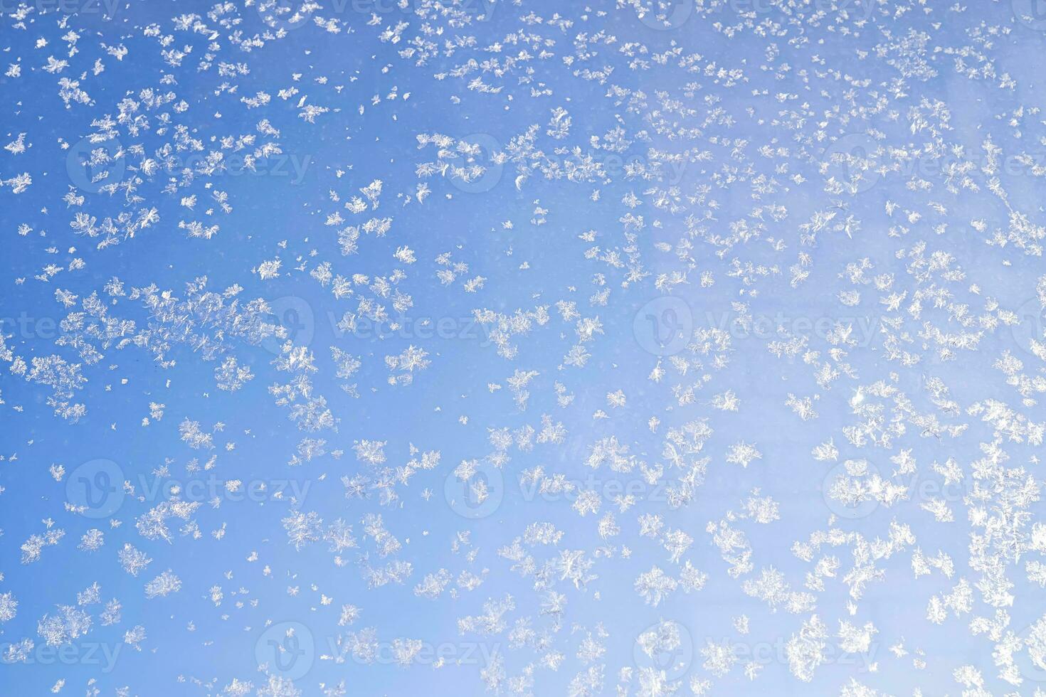 abstract winter achtergrond. vorst Aan een bevroren venster tegen de blauw lucht. foto
