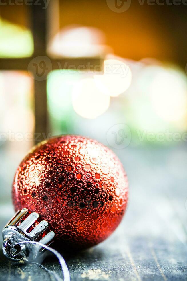 traditioneel Kerstmis vakantie ornamenten en christen kruis Aan een donker wijnoogst hout achtergrond foto