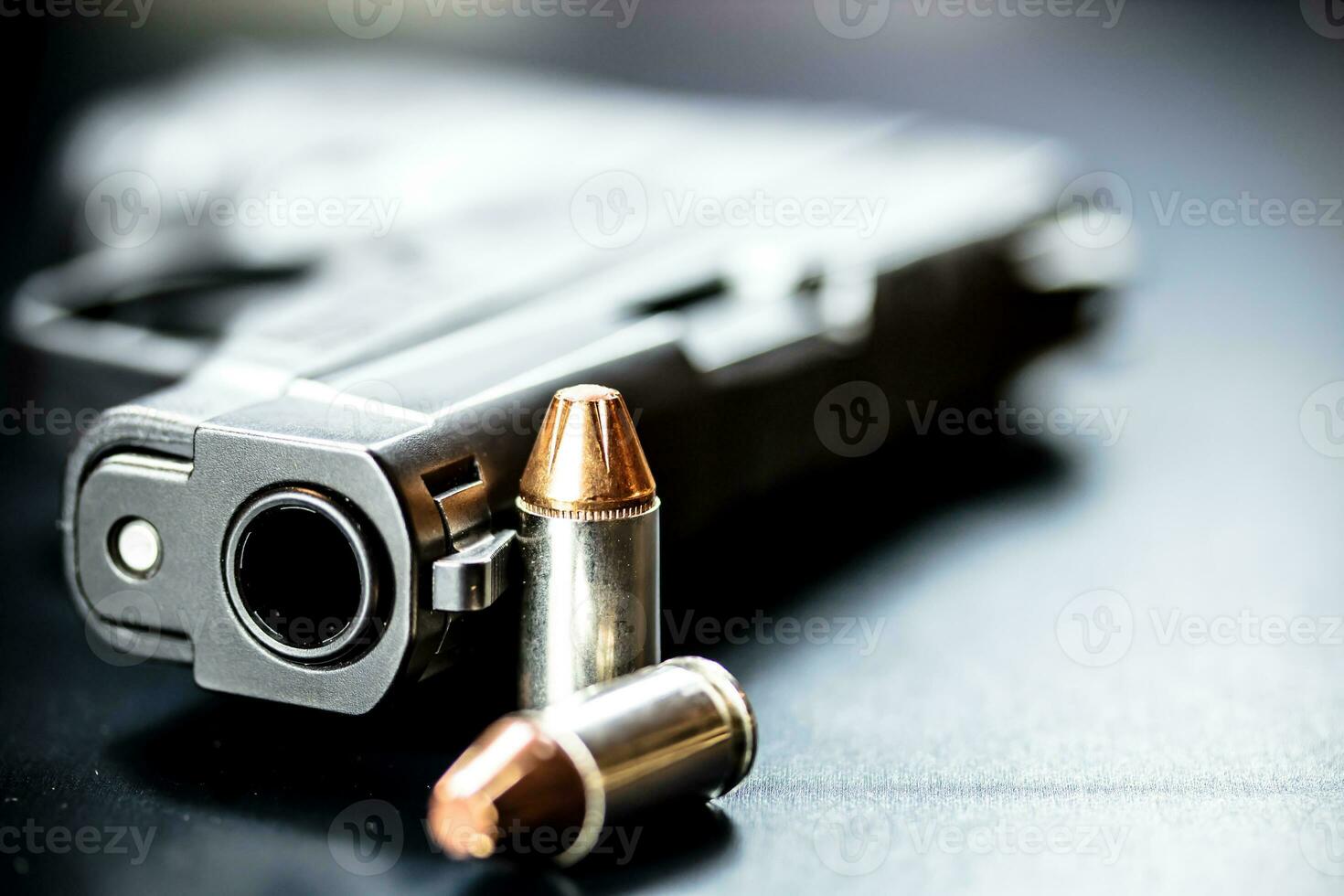 pistool handgeweer en kogels foto