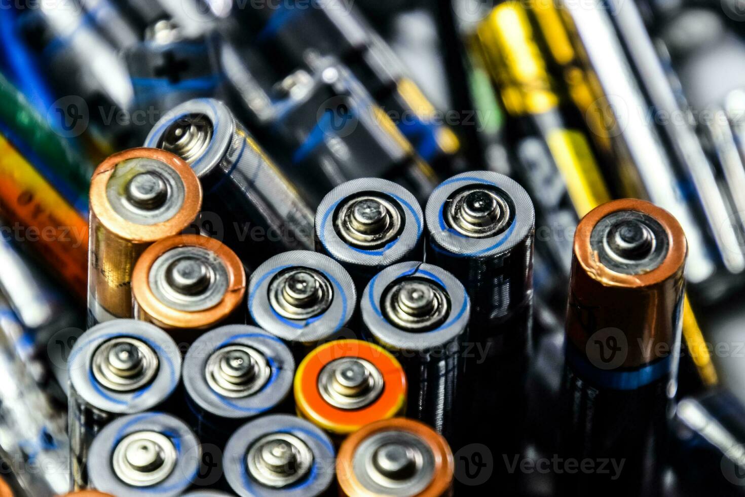 zout en alkalisch batterijen, bron van energie voor portable technologie. aaa en aa batterijen foto