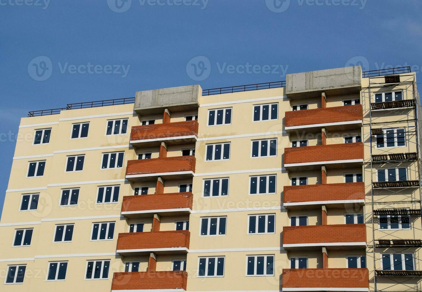 muur van een hoogbouw steen huis, rood balkons en geel muren. foto