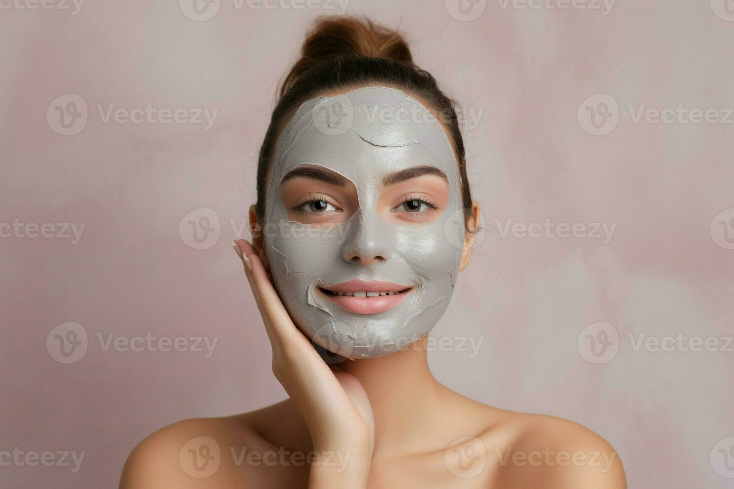 ai gegenereerd vrouw met schoonheid gezicht masker Aan solide achtergrond foto