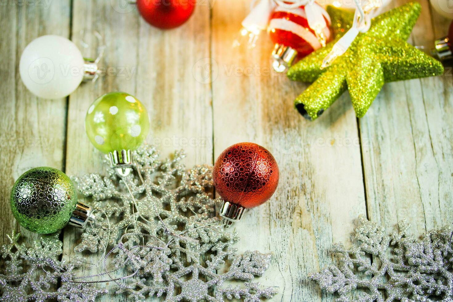 Kerstmis vakantie lichten en ornamenten Aan hout achtergrond foto