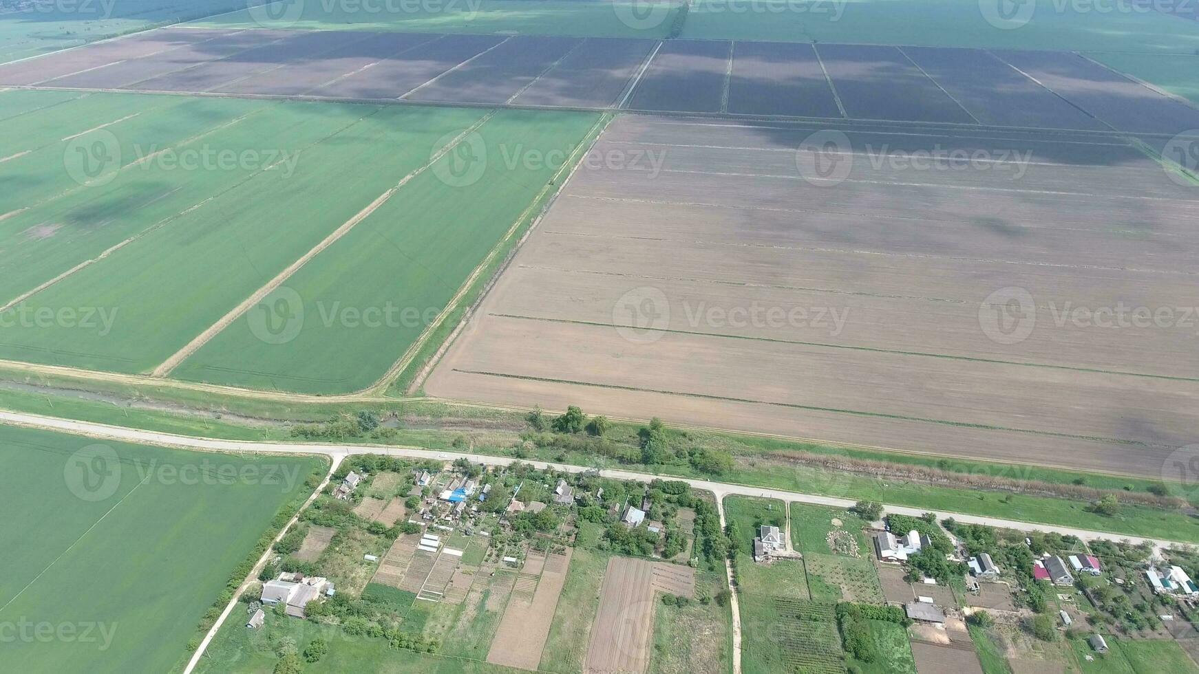 top visie van de dorp. een kan zien de daken van de huizen en tuinen. weg in de dorp. dorp vogelperspectief visie foto