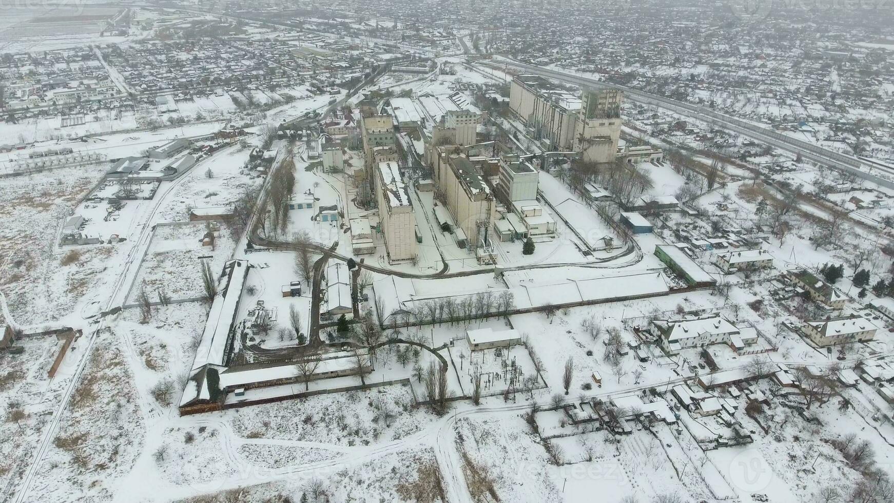 graan terminal in de winter seizoen. met sneeuw bedekt graan lift in landelijk gebieden. een gebouw voor drogen en opslaan korrel. foto