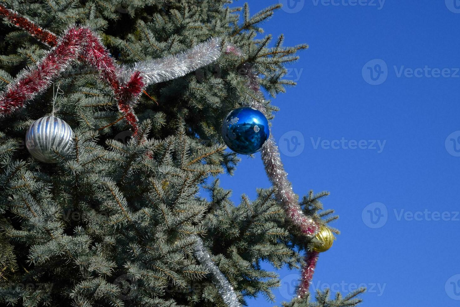 decoraties nieuw jaar boom. klatergoud en speelgoed, ballen en andere decoraties Aan de Kerstmis Kerstmis boom staand in de Open lucht. foto