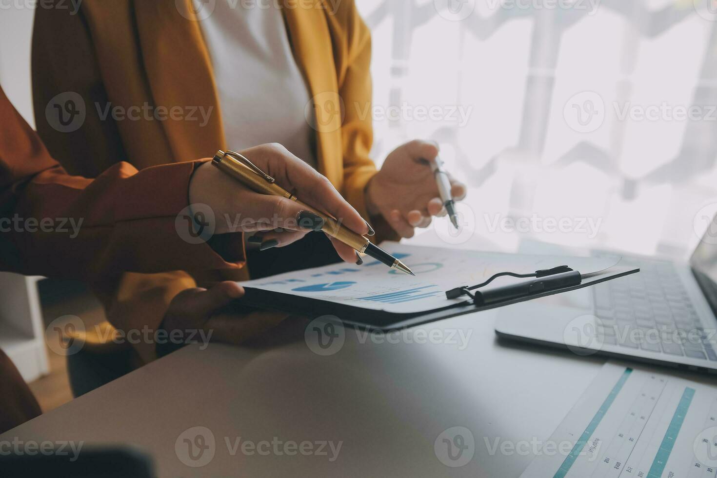 team van zakenmensen die samenwerken in het kantoor van de vergaderruimte, achtergrondgrafieken voor teamwerk en grafiekenbanner, dubbele belichting succesvol teamwerk, bedrijfsplanningsconcept. foto