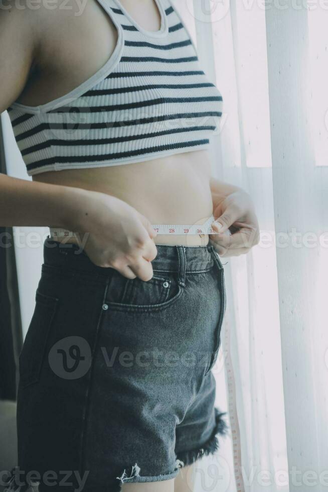 Dames lichaam dik buik. zwaarlijvig vrouw hand- Holding buitensporig buik dik. eetpatroon levensstijl concept naar verminderen buik en vorm omhoog gezond maag spier. foto