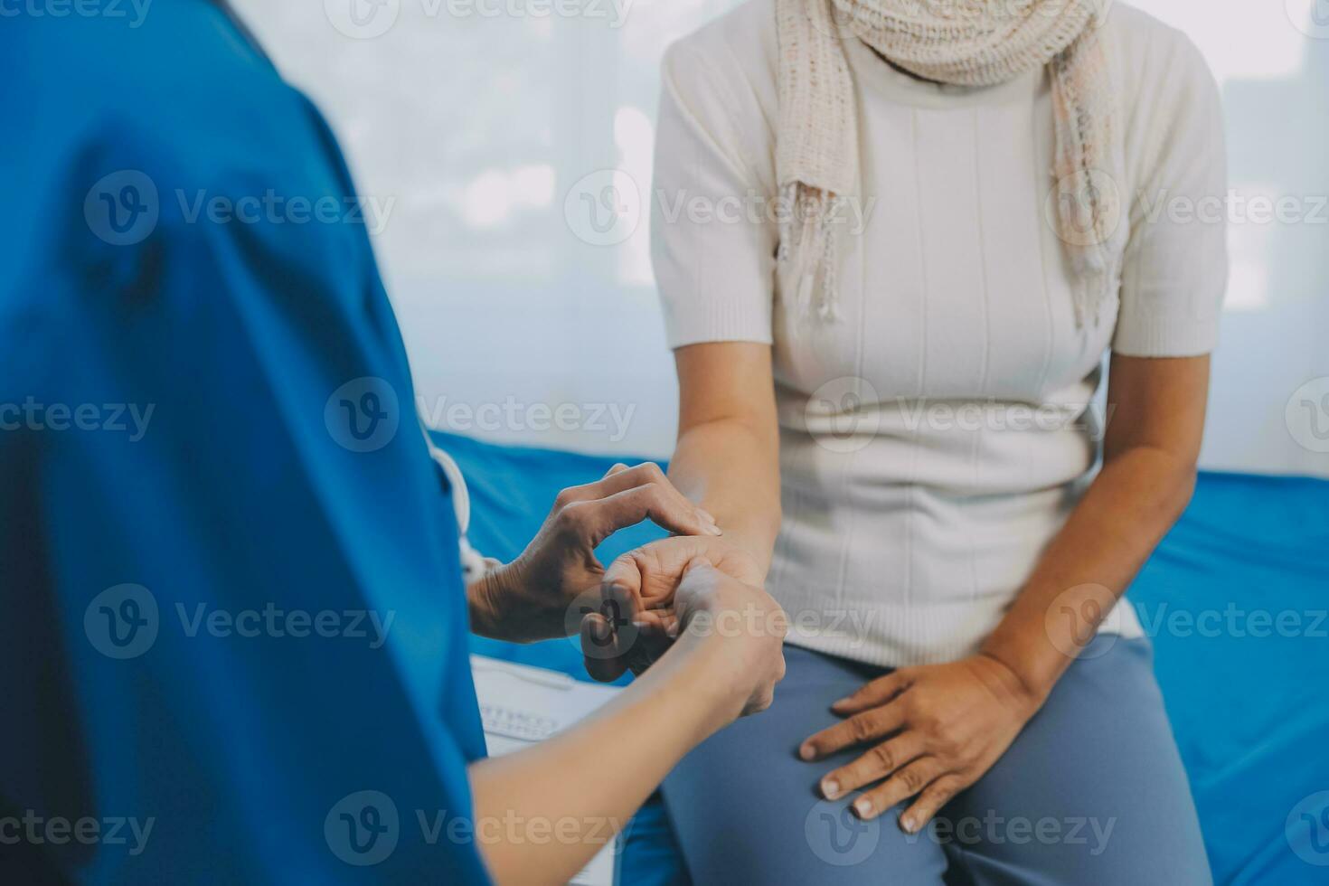 jong Aziatisch conciërge met Jaren 60 Azië ouderen vrouw overleg plegen en aanmoedigen, nemen een geschiedenis en adviseren de Rechtsaf behandeling, Holding handen en bemoedigend foto