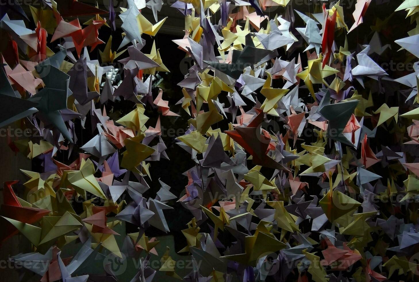 meer dan 1000 origami kranen eerbiedigen leeft verloren naar covid-19 foto