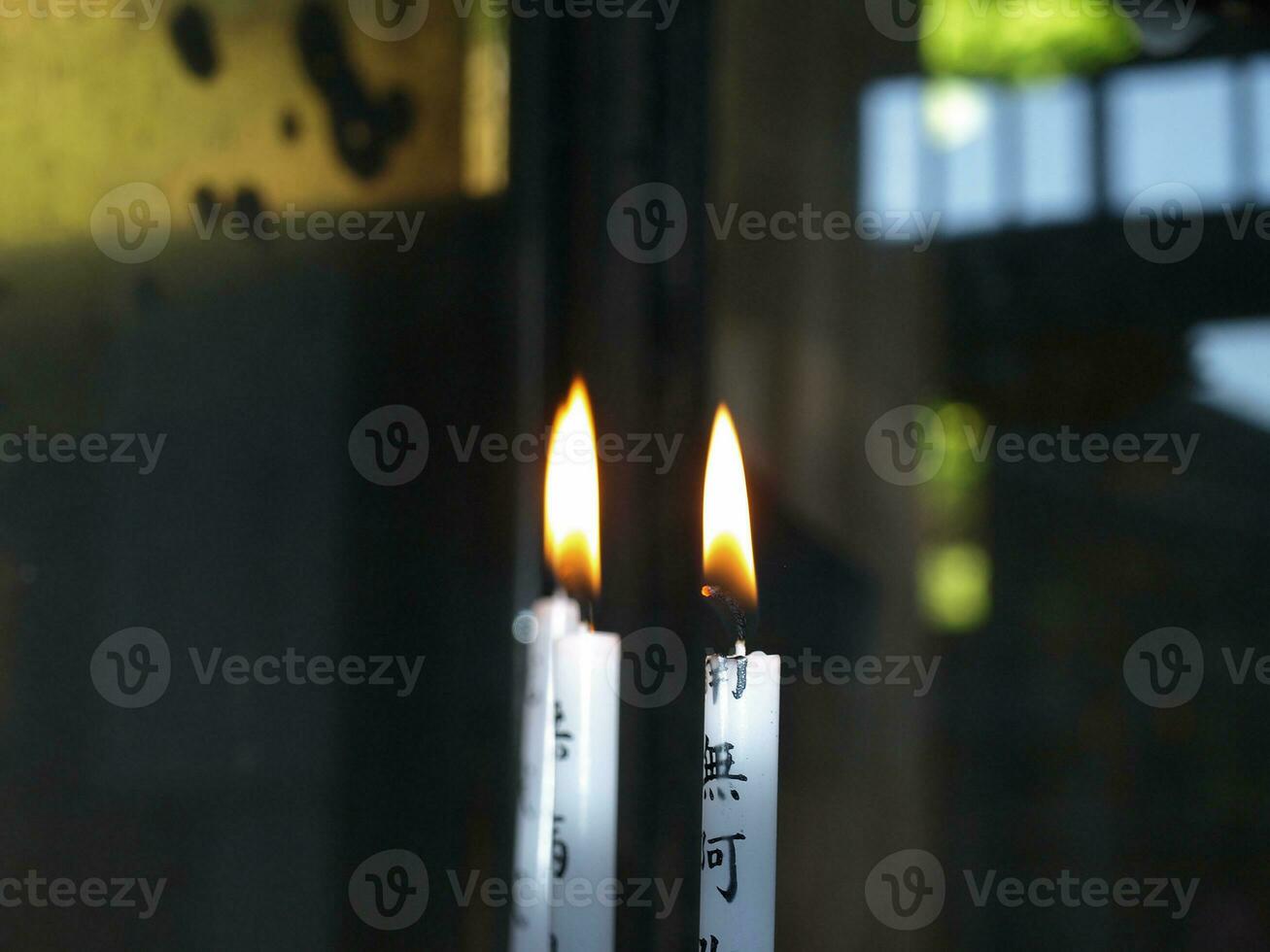 Japan dun kaarsen brandwonden in tempel foto