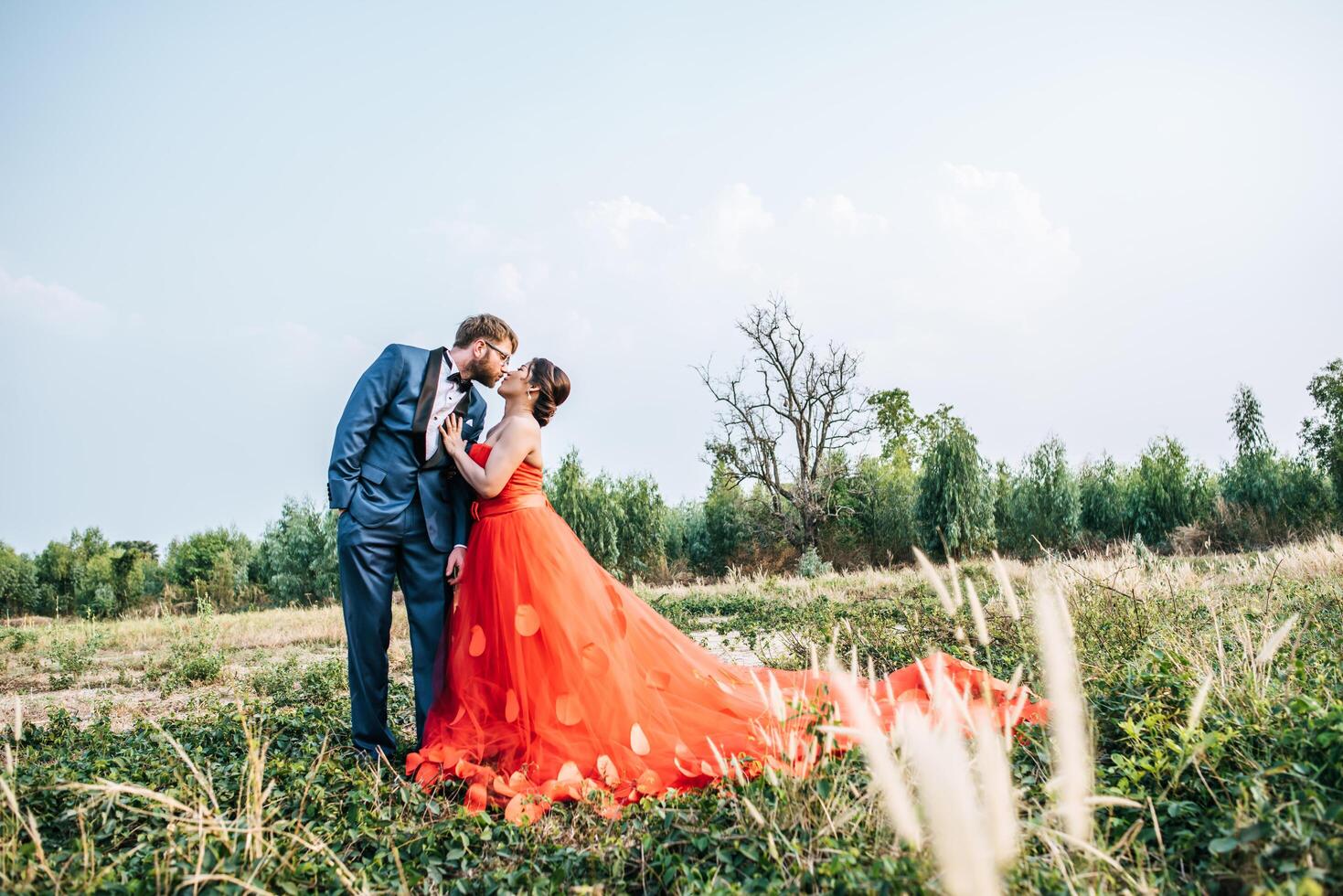 bruid en bruidegom hebben tijd voor romantiek en zijn samen gelukkig foto