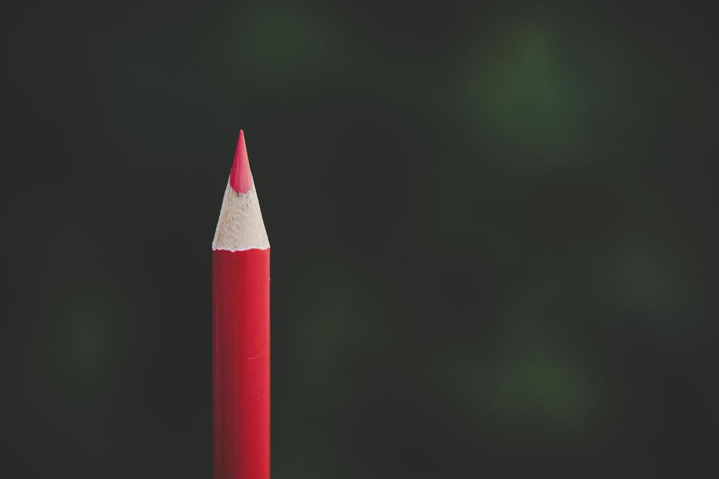 rood potlood dat het concept vertegenwoordigt om zich te onderscheiden van de massa foto