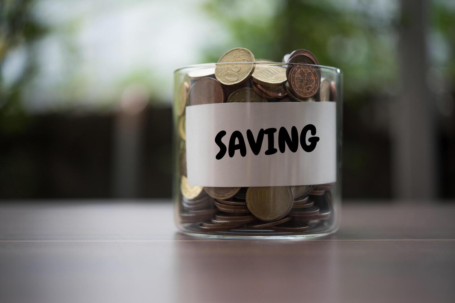 geld besparen voor investeringsconcept munt in de glazen pot foto