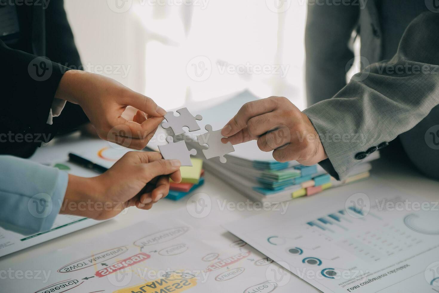 bijgesneden schot van zakenvrouw hand- Verbinden decoupeerzaag puzzel met zonlicht effect, bedrijf oplossingen, succes, en in elkaar zetten decoupeerzaag stukken, strategie ideeën. foto