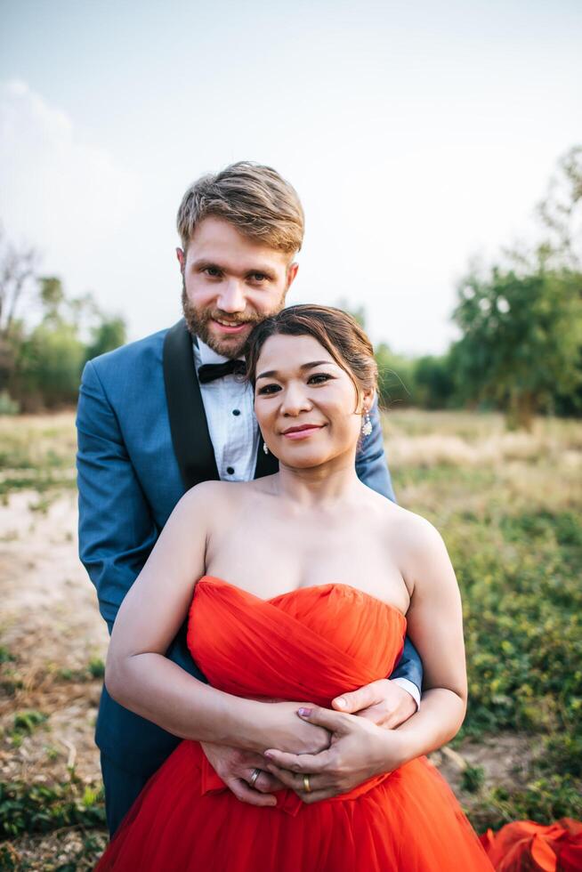 bruid en bruidegom hebben tijd voor romantiek en zijn samen gelukkig foto