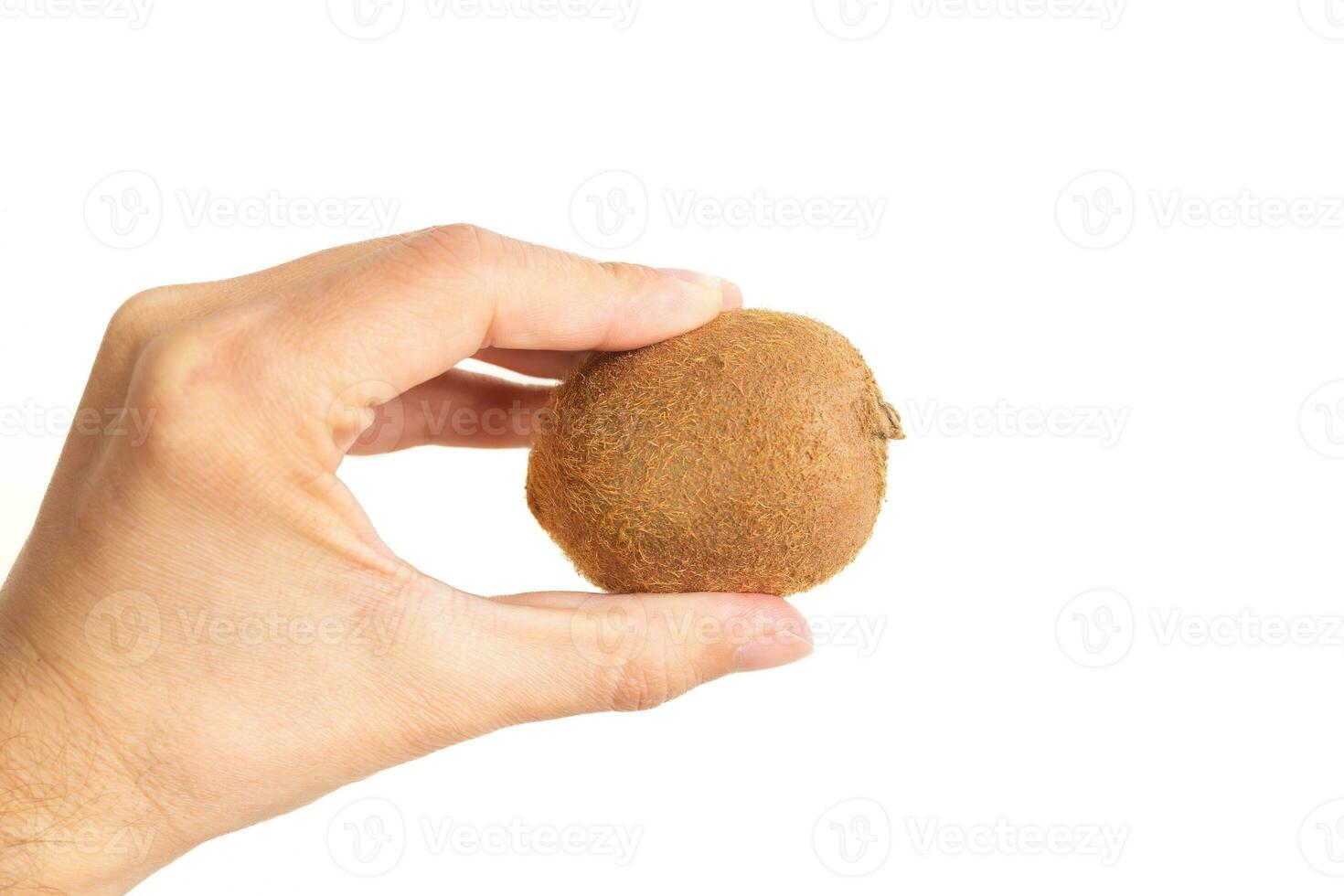 hand- Holding kiwi fruit Aan geïsoleerd wit achtergrond foto