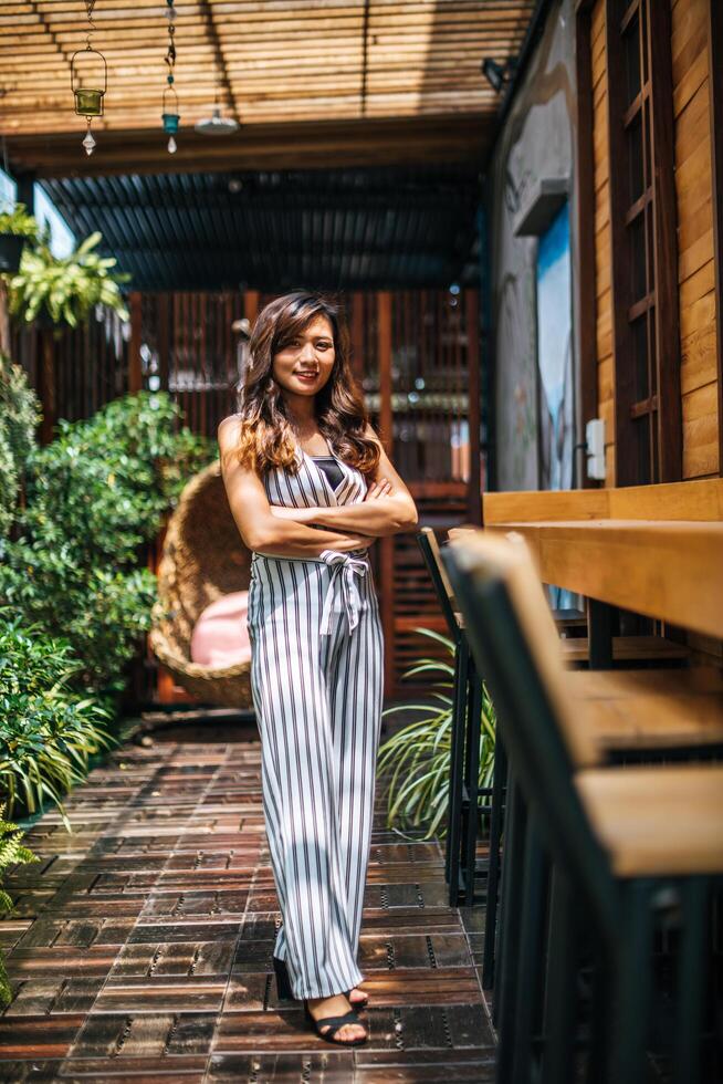 portret van mooie Aziatische vrouw ontspannen in cafe foto