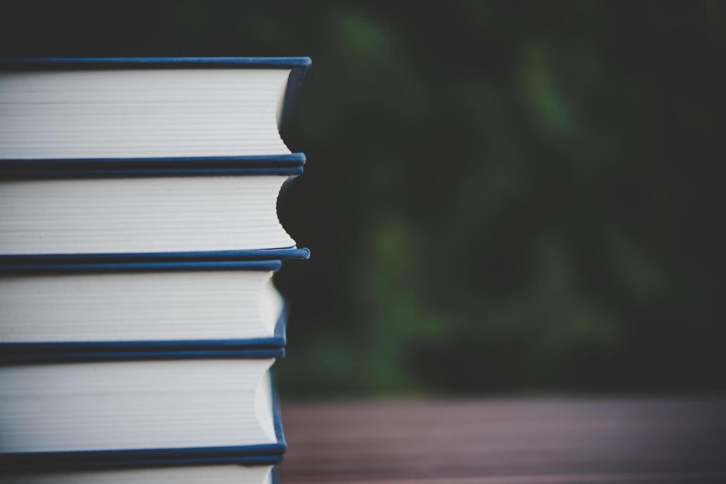 boek stapel achtergrond tafel houten buiten foto