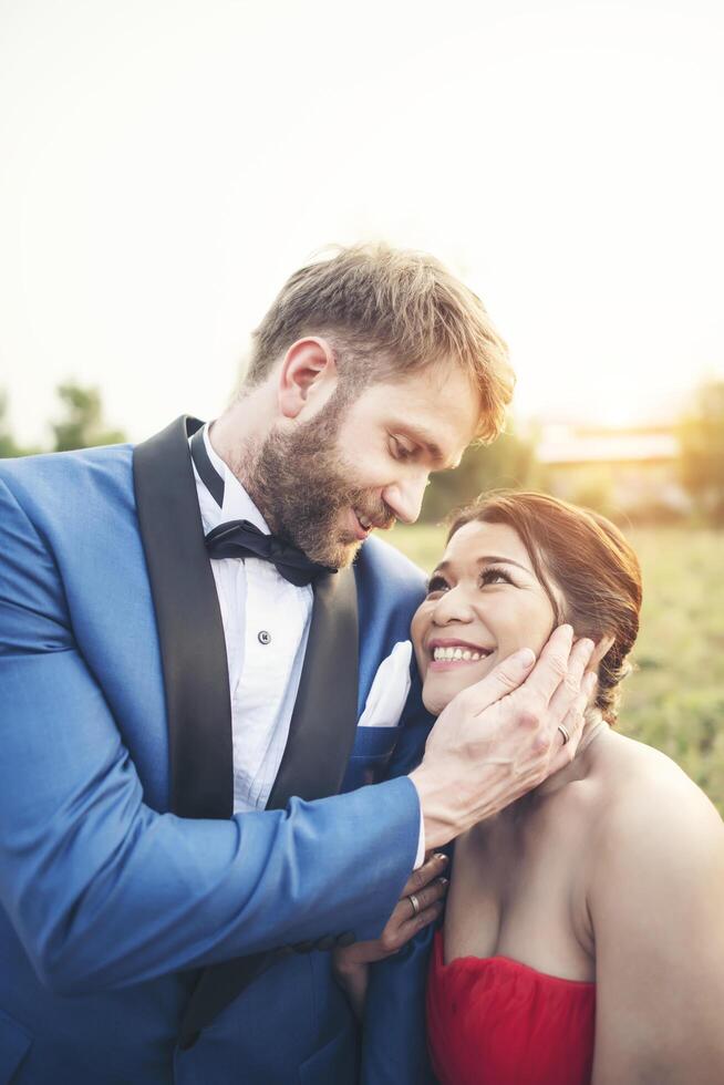 bruid en bruidegom hebben tijd voor romantiek en zijn samen gelukkig foto