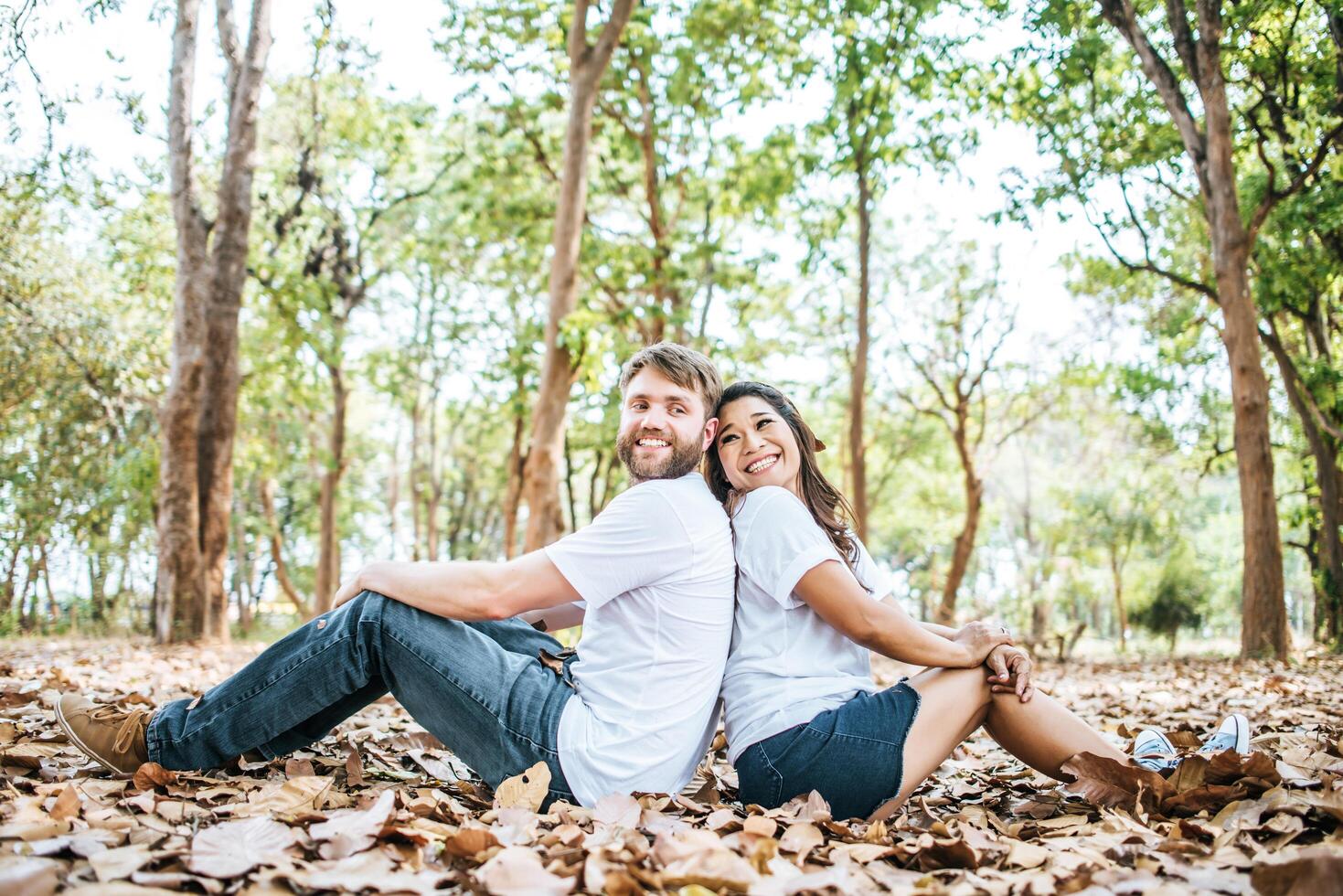 gelukkig lachend paar diversiteit in liefdesmoment samen foto