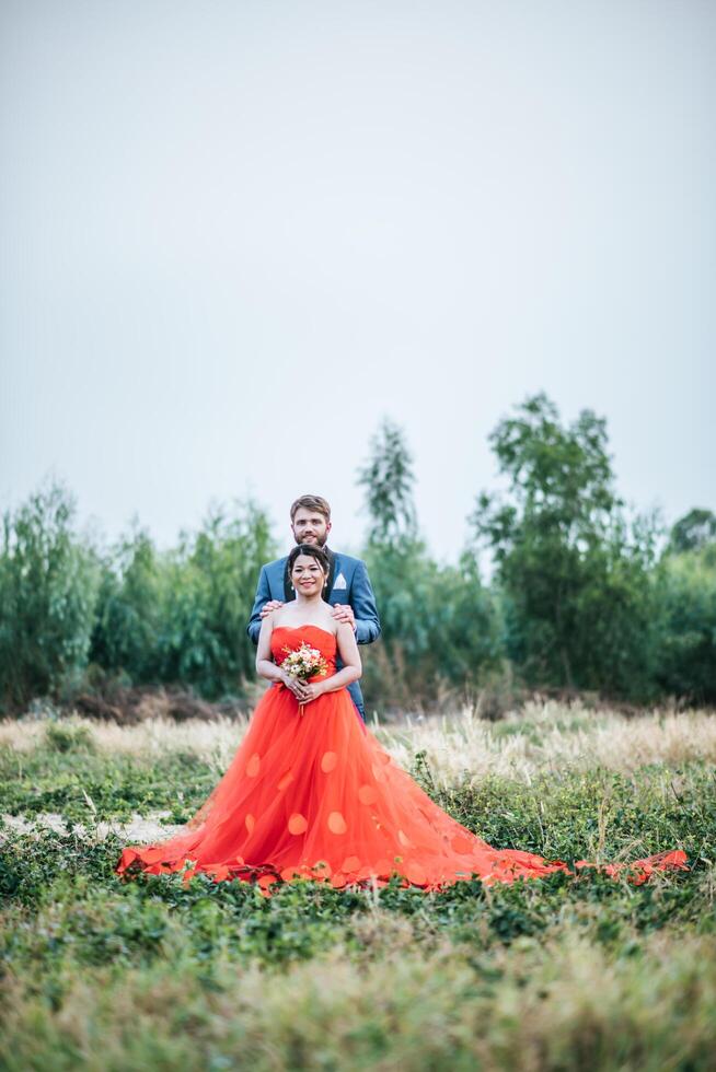 bruid en bruidegom hebben tijd voor romantiek en zijn samen gelukkig foto