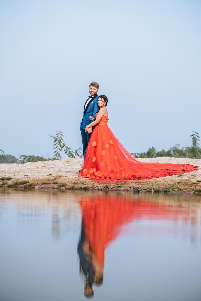 Aziatische bruid en blanke bruidegom hebben tijd voor romantiek en zijn samen gelukkig foto