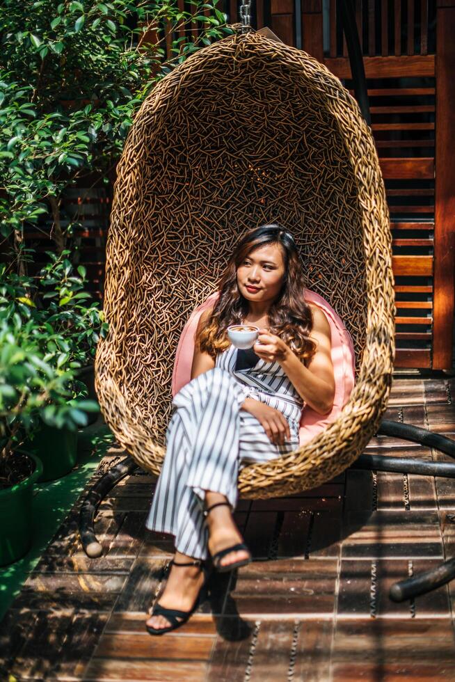 portret van mooie Aziatische vrouw ontspannen in cafe foto