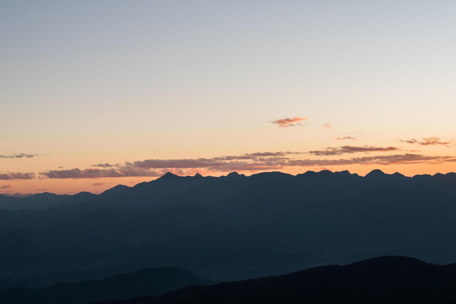 bergketen in de ochtend, silhouetlaag berg foto