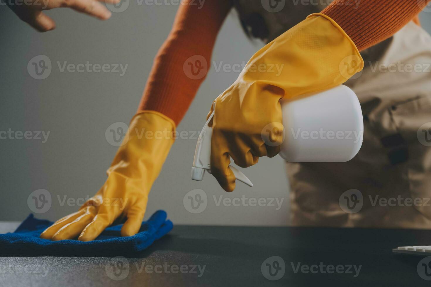 kantoor schoonmaak onderhoud. conciërge sproeien bureau. werkplaats hygiëne foto